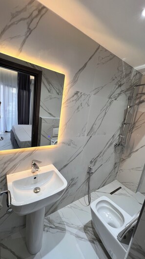 Hair dryer, slippers, towels, soap - Lezet Hotel (Sarandë)