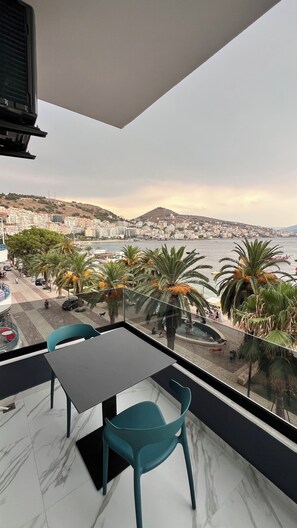 Double or Twin Room, Sea View | Ruang tamu | TV 