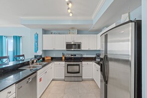 Frigorífic, microones, forn i placa de cuina 