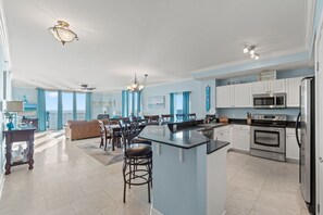 Frigorífic, microones, forn i placa de cuina 