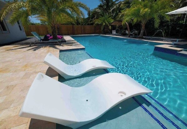 Una piscina al aire libre