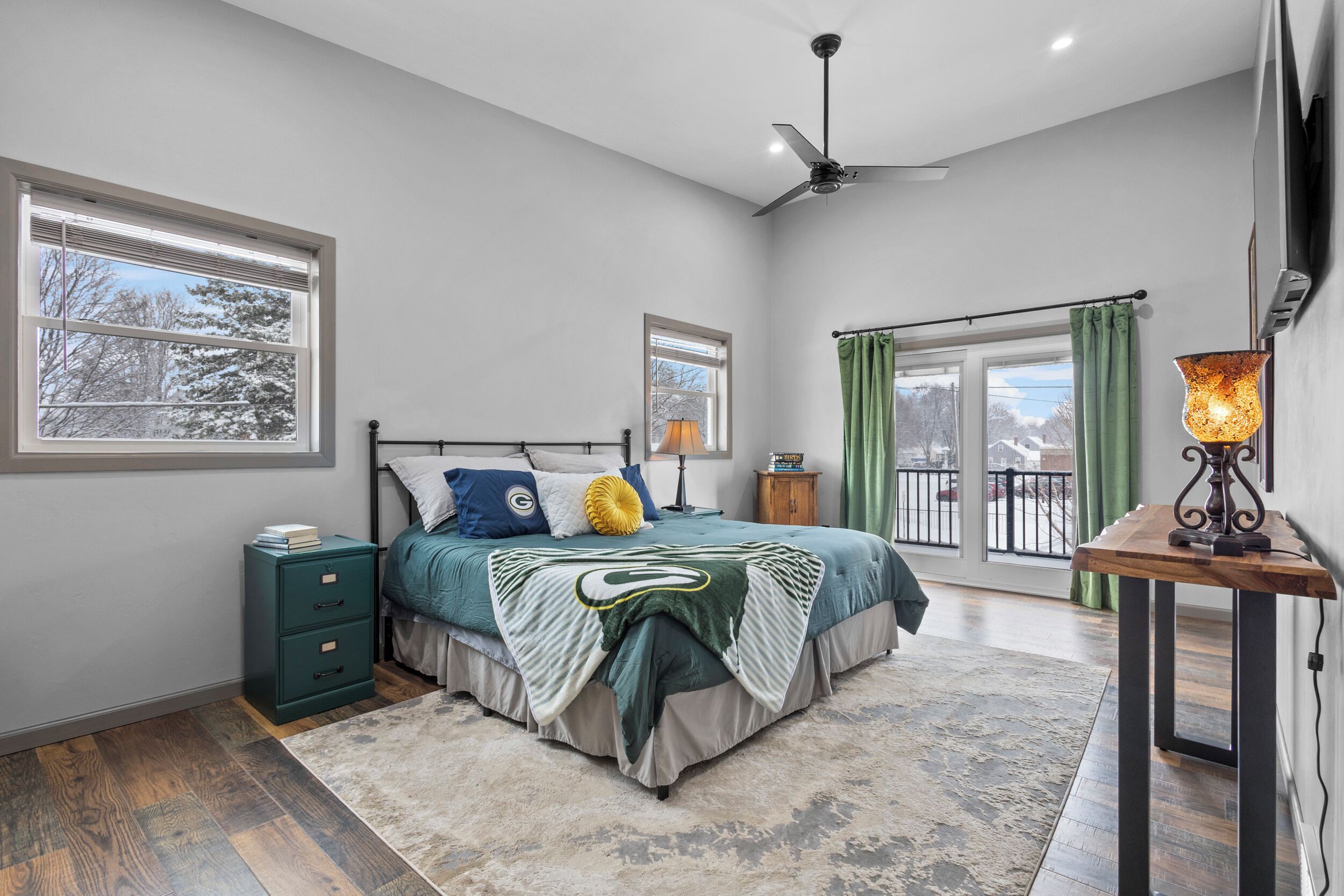 4 bedrooms, iron/ironing board, WiFi, bed sheets