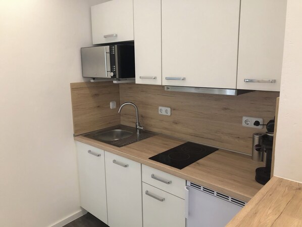 Refrigerador, microondas, placa de cocina, lavavajillas