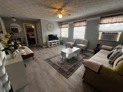Cozy Historic 1-bedroom apartment in Valdosta near SGMC, VSU, and Moody.