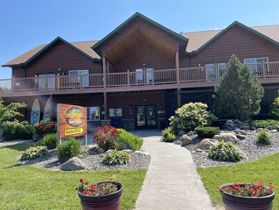 Cabin 18 - 1 Bedroom, 1 Bath, Loft with Spacious Screened-in Proch