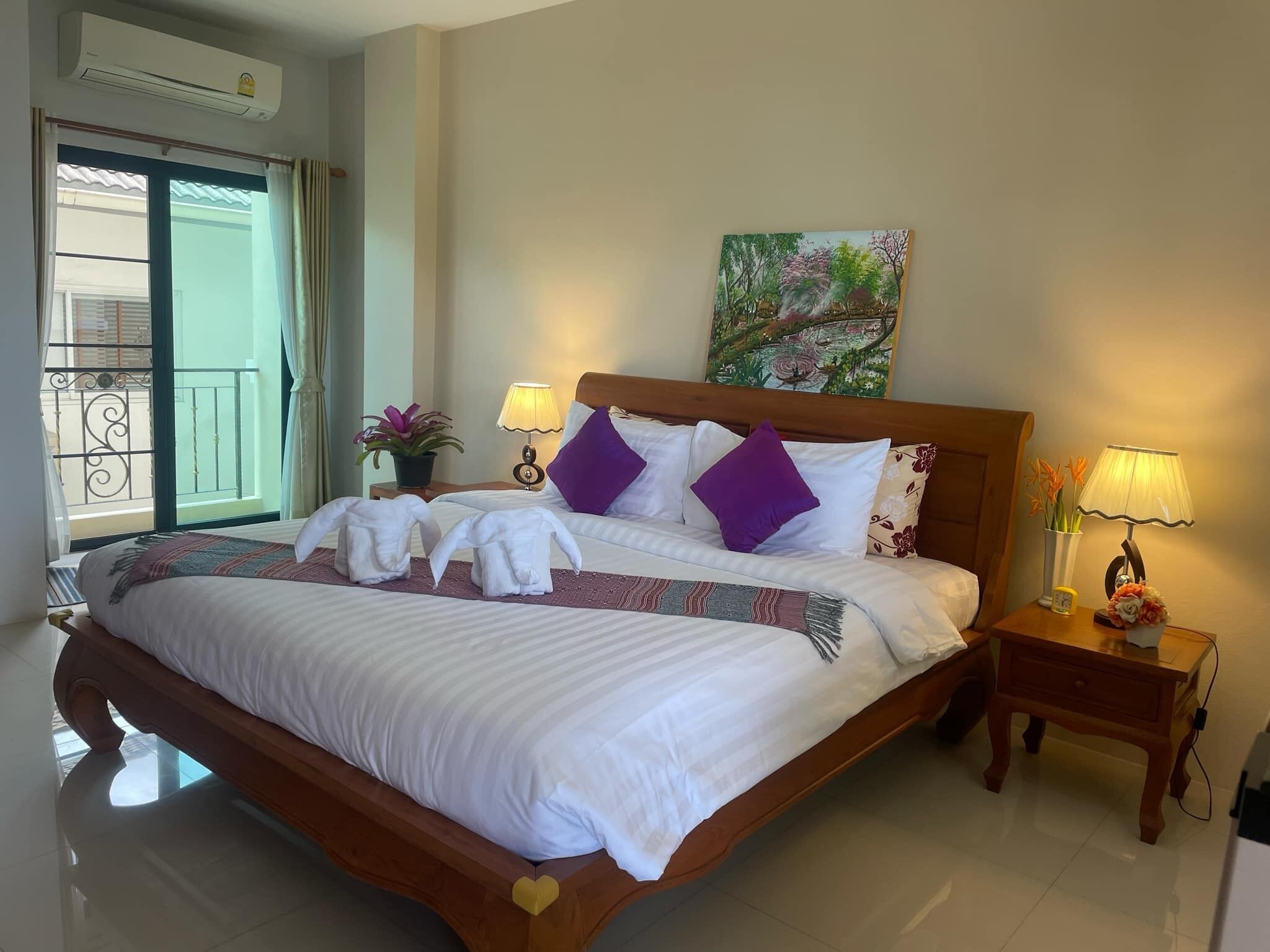 Edredones de plumas, escritorio, cortinas opacas y wifi gratis