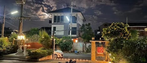 Fachada del alojamiento - Noche