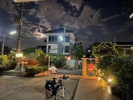 Vista frontal de la propiedad por la tarde o noche