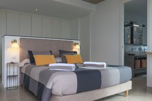 5 bedrooms, iron/ironing board, WiFi, bed sheets