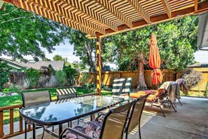 Outdoor dining - Charming Eagle, Idaho Retreat
(Eagle)