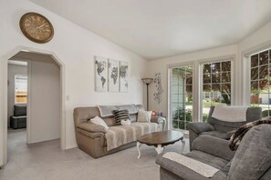 Smart TV, fireplace - Charming Eagle, Idaho Retreat
 (Eagle)