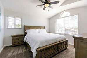 4 quartos, ferros/tábuas de passar roupa, berço de viagem