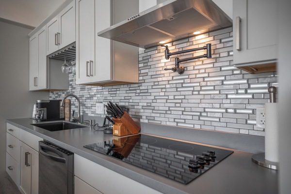 Frigorifero, microonde, forno, piano cottura