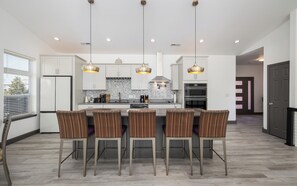 Kjøleskap, mikrobølgeovn, ovn og kokeplater