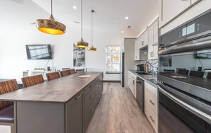 冷蔵庫、電子レンジ、オーブン、コンロ