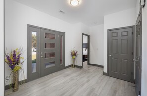 4 室のベッドルーム、デスク、アイロン / アイロン台、WiFi (無料)