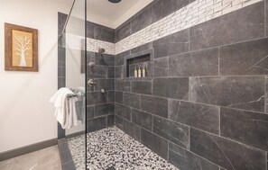 Handtücher, Seife, Shampoo, Toilettenpapier