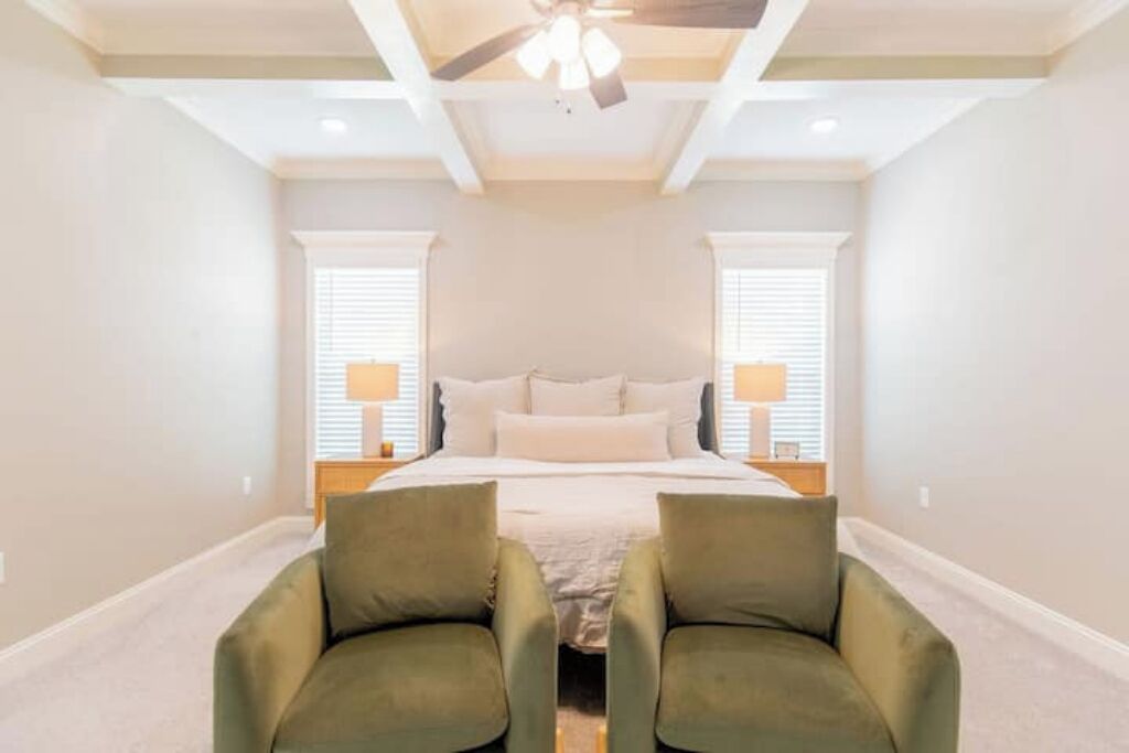 4 habitaciones, tabla de planchar con plancha y cuna de viaje 