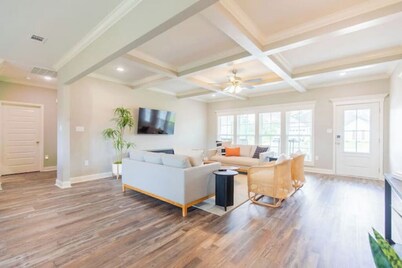 Modern Comfort in a Cozy Retreat
