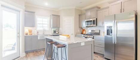 Réfrigérateur, four à micro-ondes, un four, surface de cuisson