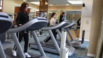 Een sportschool met loopbanden en trainingsapparatuur.