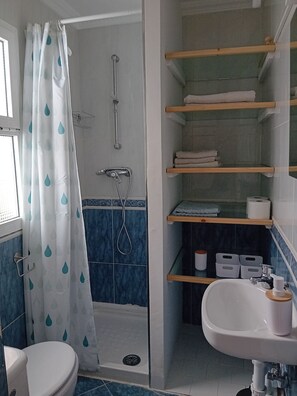 Suihku, hiustenkuivaaja, pyyhkeet, saippua