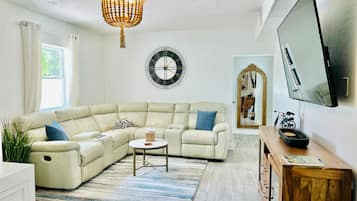 Smart-tv, boeken en een computerscherm