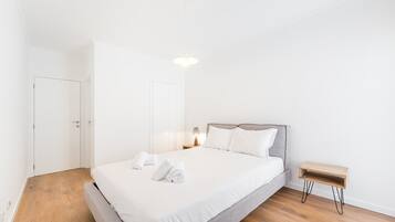 3 habitaciones, tabla de planchar con plancha, internet y ropa de cama