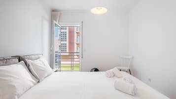 3 bedrooms, iron/ironing board, internet, bed sheets
