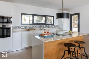 Kjøleskap, mikrobølgeovn, ovn og oppvaskmaskin