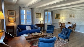 Fernseher, Tischfußball, Bücher