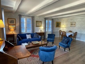 Télévision, baby-foot, livres