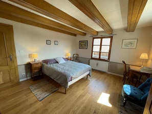4 slaapkamers, een strijkplank/strijkijzer, reisbedje, gratis wifi