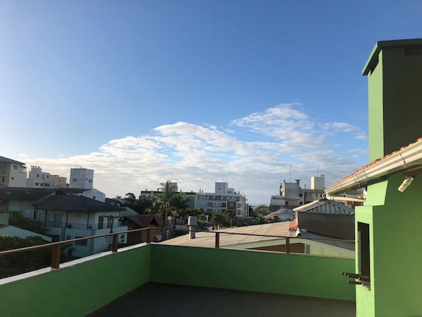 A rooftop terrace with a view of surrounding buildings. - Hanna Amsterdam Hotel & Eventos (Florianópolis)