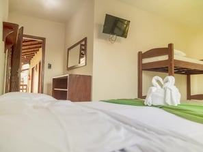 A hotel room with a bunk bed, a television mounted on the wall, a wooden wardrobe, and a mirror. - Hanna Amsterdam Hotel & Eventos (Florianópolis)