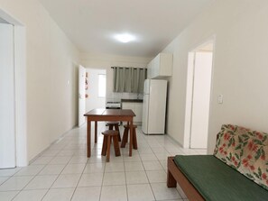A compact living space with a dining area, kitchenette, and a sofa. - Hanna Amsterdam Hotel & Eventos (Florianópolis)