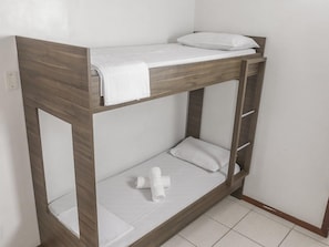 A bunk bed with a wooden frame, white bedding, and a small white pillow. - Hanna Amsterdam Hotel & Eventos (Florianópolis)