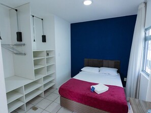 A hotel room with a bed, a wardrobe, and a window. - Hanna Amsterdam Hotel & Eventos (Florianópolis)