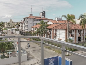 Zona residencial com edifícios, rua e passagem para pedestres.
