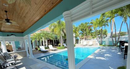 Spacious 5-bedroom villa in beautiful Nassau with AC, WiFi and Pool.