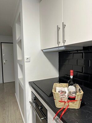 Private kitchen - Ceazltina Lima Group Guest House (Agualva-Cacém)