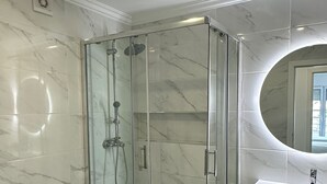 A modern bathroom with a glass-enclosed shower, a white sink, and a marble-tiled floor. - Ceazltina Lima Group Guest House (Agualva-Cacém)