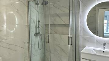 Douche, serviettes fournies