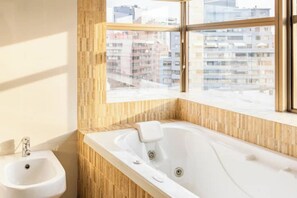 Shower, hair dryer, towels, toilet paper - Lux 3Bedroom Gem, heart of Sanhattan by W & RITZ (Las Condes)