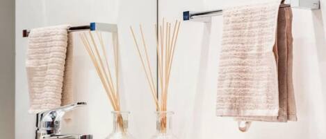 تجهيزات دش، مجففات شعر، مناشف، ورق حمّام