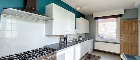 Een koelkast, een magnetron, een oven, een vaatwasser