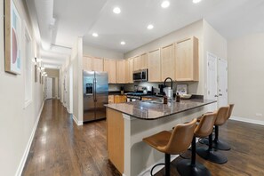 Køleskab, mikrobølgeovn, ovn, kogeplade