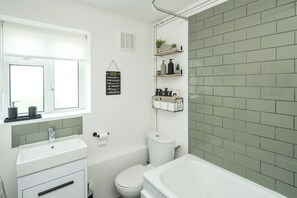 Apartment | Bathroom | Separate bathtub and shower, deep-soaking bathtub, free toiletries - London Cozy Apartment (London)