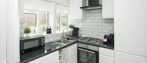 Appartement | Privékeuken | Een koelkast, een magnetron, een oven, een kookplaat