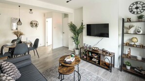 Apartemen | Area keluarga | TV layar datar